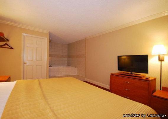 Greenville Inn & Suites Habitación foto